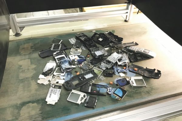 Taking electronic devices apart that are no longer in use to recover valuable raw materials – this is an essential objective of the EU project ADIR.